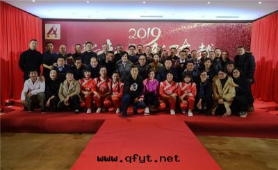 公(gōng)司年(nián)会(huì)合影